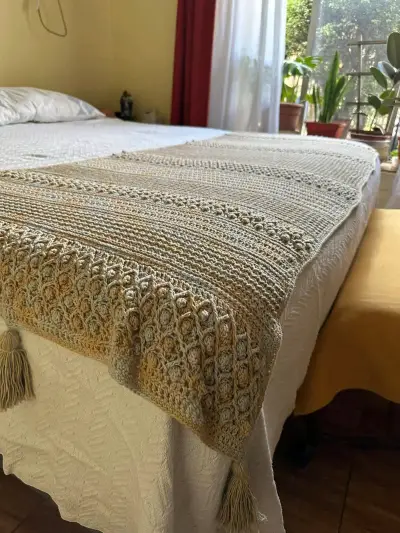 Manta tejida a crochet con flecos beige - miniatura 1