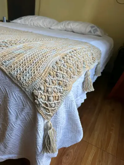 Manta tejida a crochet con flecos beige - miniatura 2