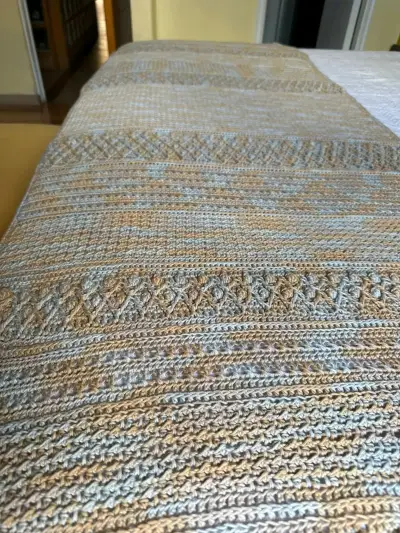 Manta tejida a crochet con flecos beige - miniatura 3