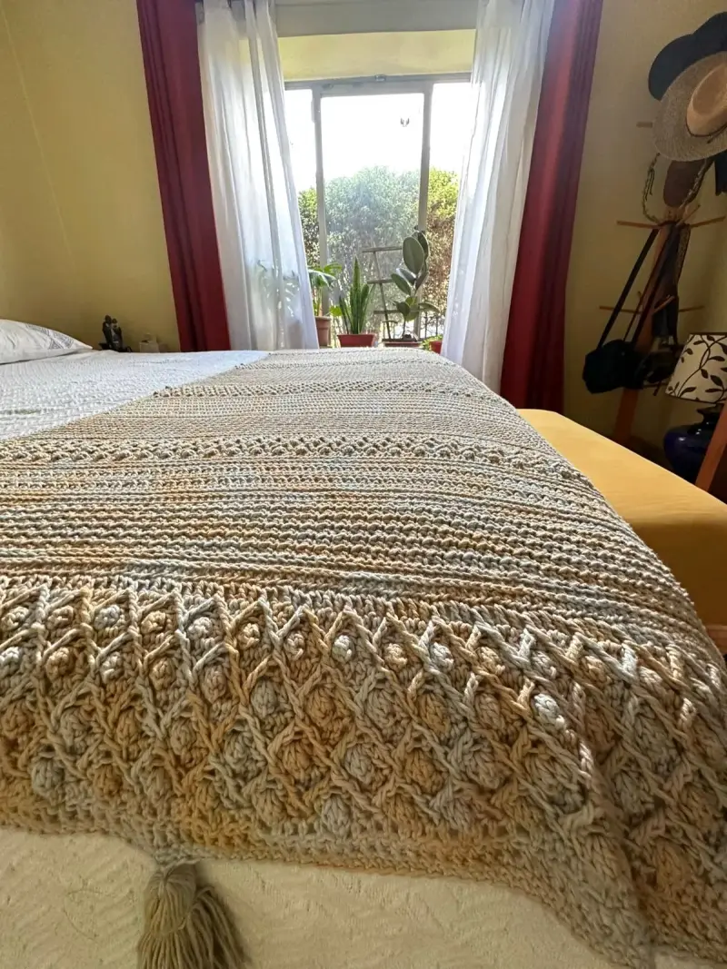 Manta tejida a crochet con flecos beige - 4