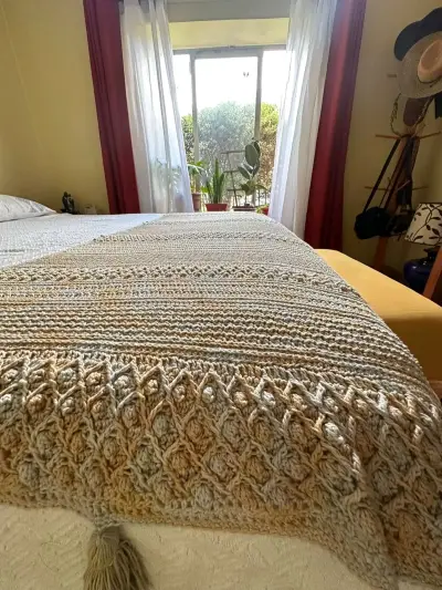 Manta tejida a crochet con flecos beige - miniatura 4