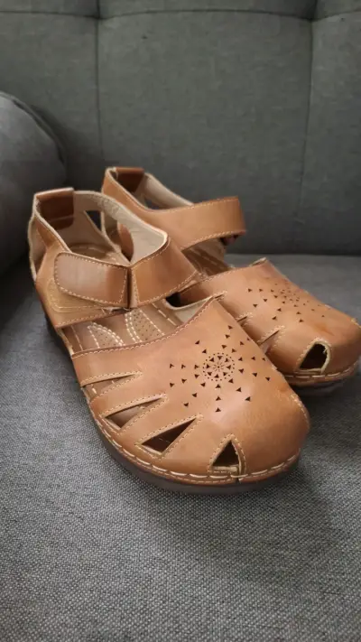 Sandalias de cuero marrón con diseño calado - miniatura 1
