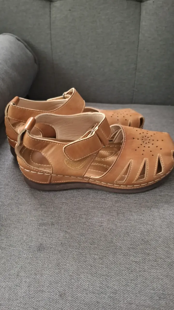 Sandalias de cuero marrón con diseño calado - 2