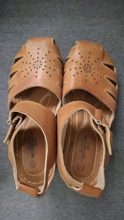 Sandalias de cuero marrón con diseño calado - miniatura 3