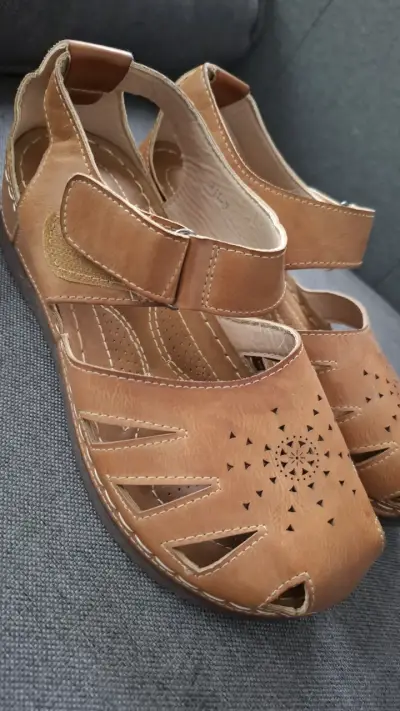 Sandalias de cuero marrón con diseño calado - miniatura 4