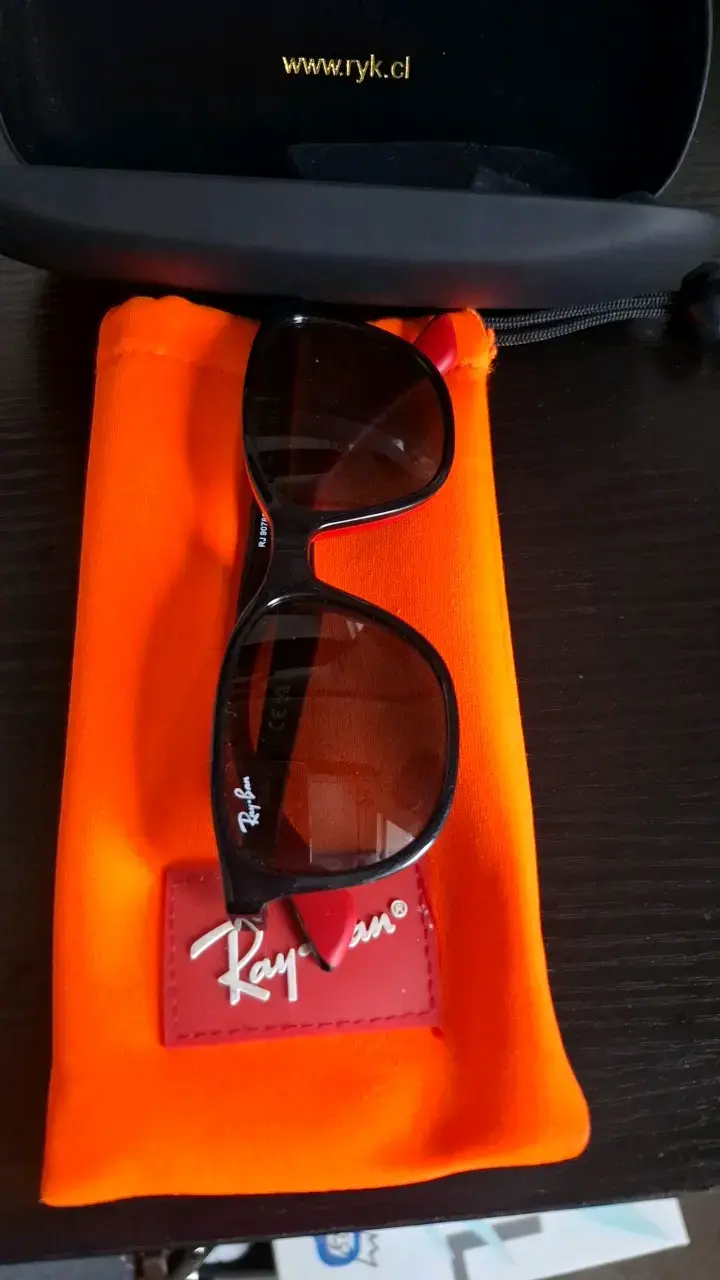 Gafas de sol de niño Ray-Ban negras con funda - 1