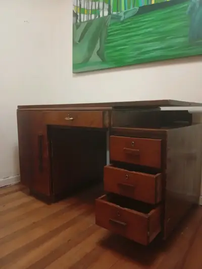 Escritorio de madera con cajonera - miniatura 1