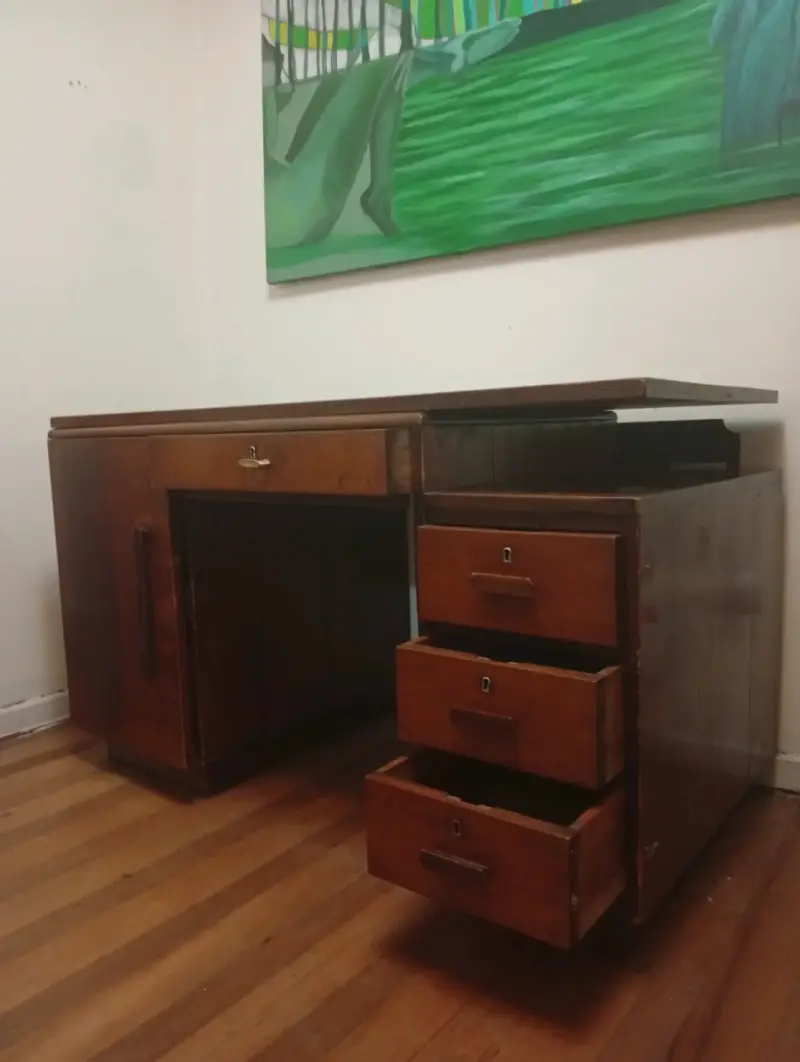 Escritorio de madera con cajonera - 2