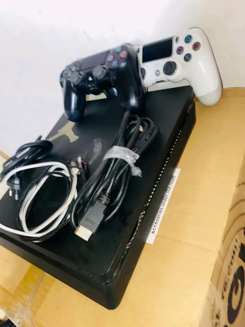 Consola de videojuegos con dos controles y cables