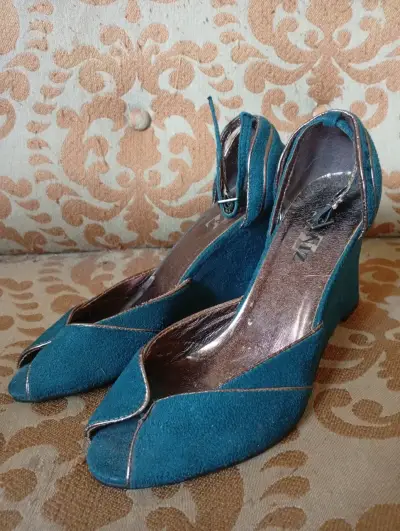 Zapatos de cuña azul turquesa con punta abierta - miniatura 1