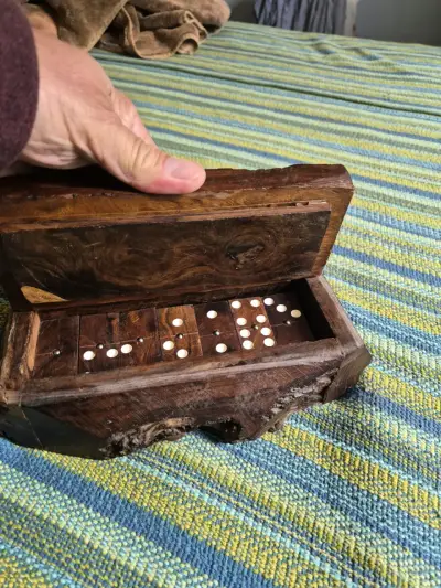 Juego de dominó artesanal en caja de madera en pal - miniatura 1