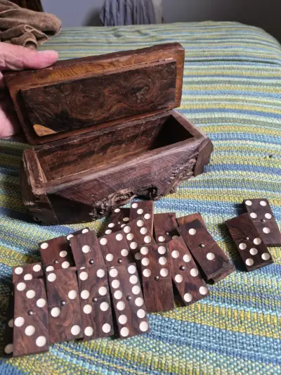 Juego de dominó artesanal en caja de madera en pal - miniatura 3