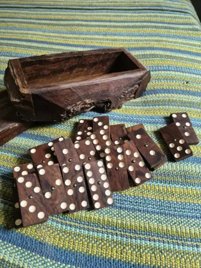 Juego de dominó artesanal en caja de madera en pal - miniatura 4