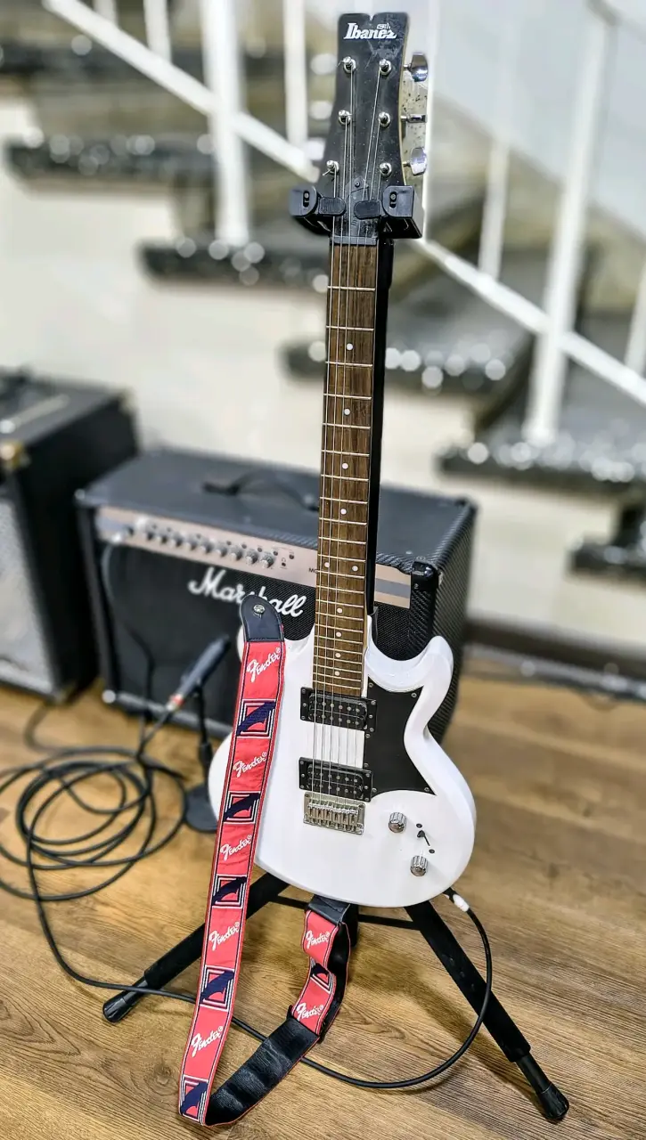 Guitarra eléctrica Ibanez blanca