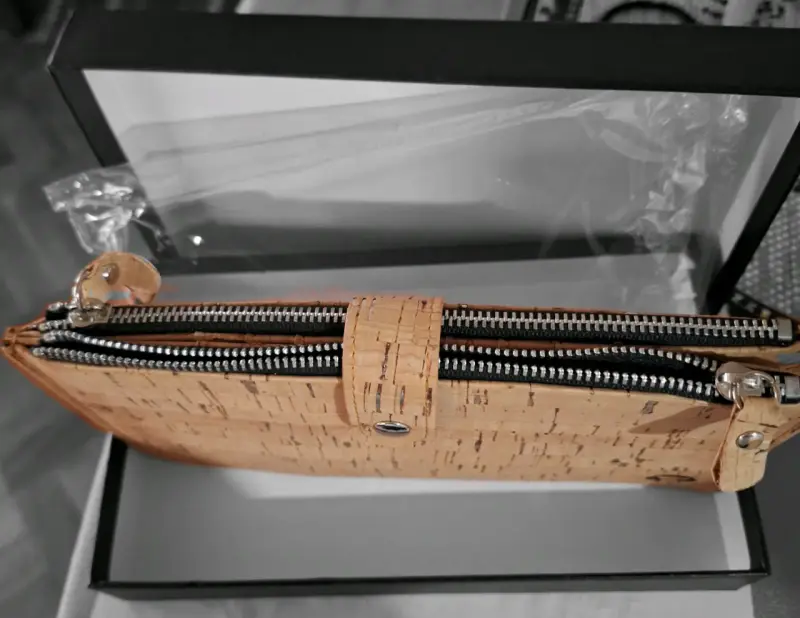 Portadocumento de corcho Bonoboss con diseño único - 3