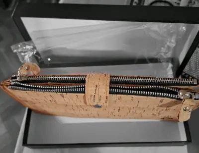 Portadocumento de corcho Bonoboss con diseño único - miniatura 3