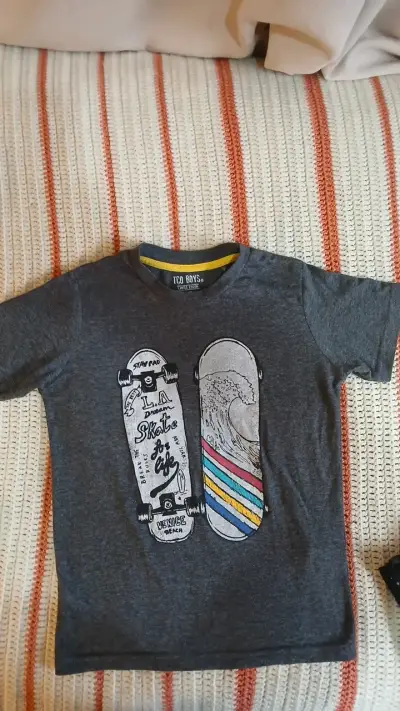 Polera gris para niños con diseño de skate - miniatura 1