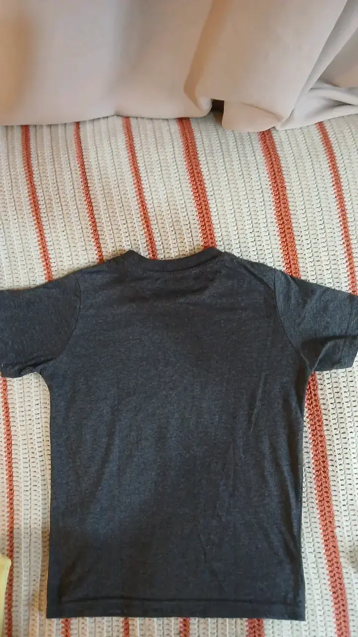 Polera gris para niños con diseño de skate - 3