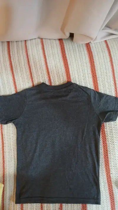 Polera gris para niños con diseño de skate - miniatura 3