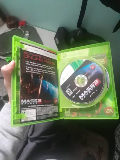 Mass Effect 3 para Xbox 360 en buen estado - miniatura 2
