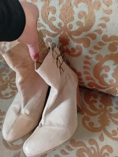 Botines de cuero beige con hebillas decorativas - miniatura 2