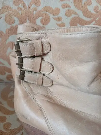 Botines de cuero beige con hebillas decorativas - miniatura 3