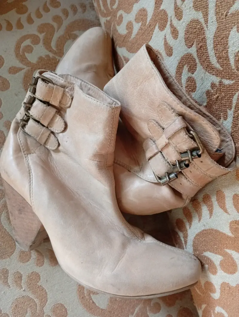 Botines de cuero beige con hebillas decorativas - 4