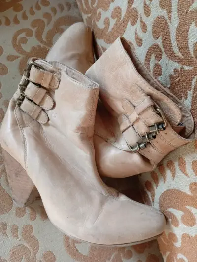 Botines de cuero beige con hebillas decorativas - miniatura 4
