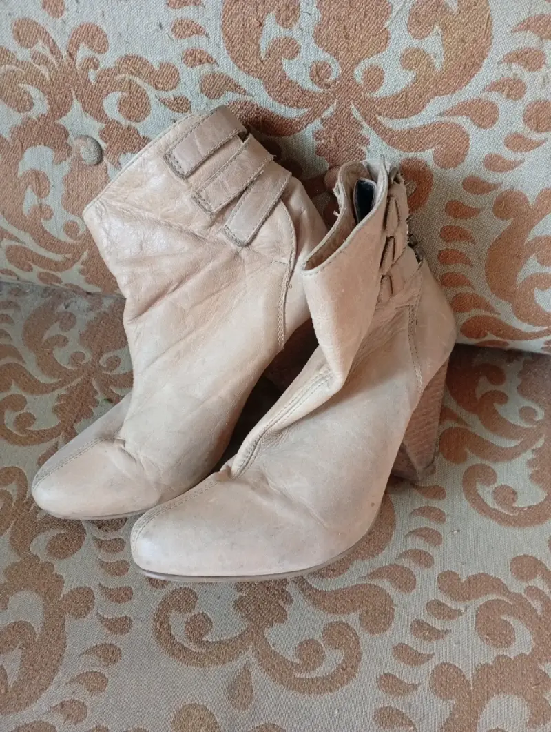 Botines de cuero beige con hebillas decorativas - 5