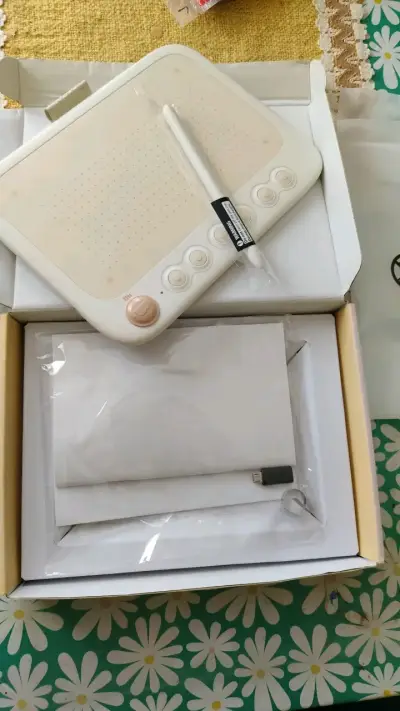 Tableta de Dibujo Ugee Q6 con Lápiz - miniatura 3