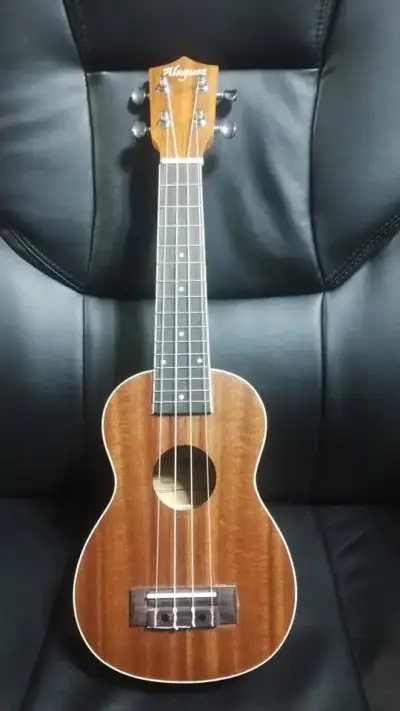 Ukulele soprano Alaguez con funda - miniatura 1