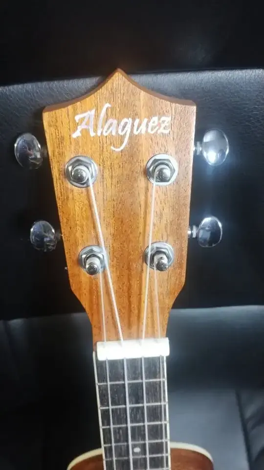 Ukulele soprano Alaguez con funda - 2
