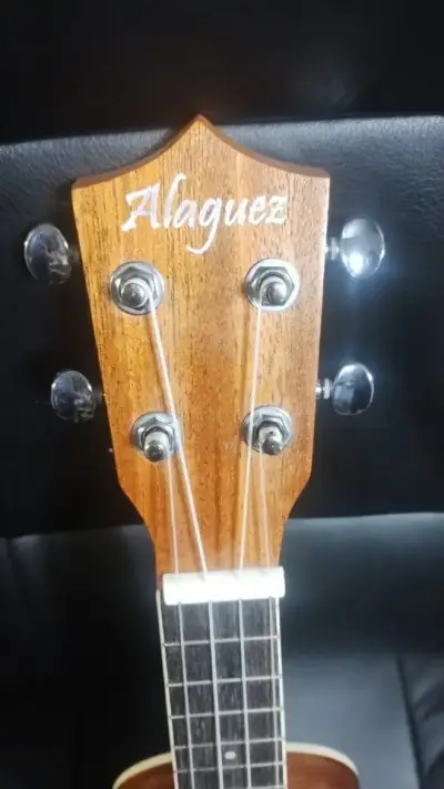 Ukulele soprano Alaguez con funda - miniatura 2
