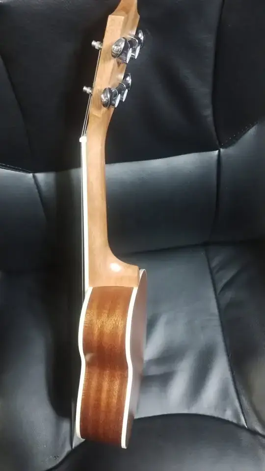Ukulele soprano Alaguez con funda - 3