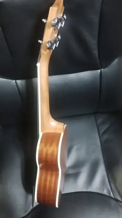 Ukulele soprano Alaguez con funda - miniatura 3