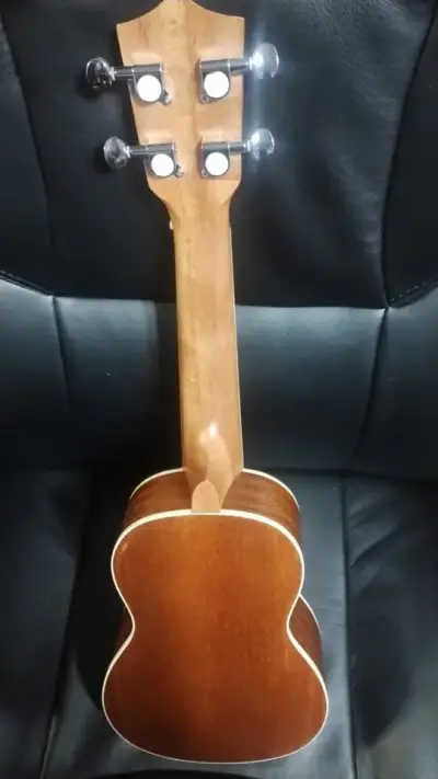 Ukulele soprano Alaguez con funda - miniatura 6