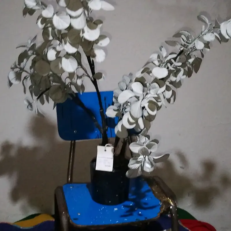 Planta artificial decorativa en maceta negra - 1
