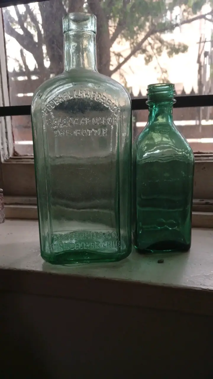Botellas antiguas de vidrio verde