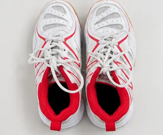 Zapatillas deportivas blancas y rojas para hombre - 1