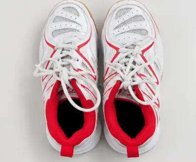 Zapatillas deportivas blancas y rojas para hombre - miniatura 1