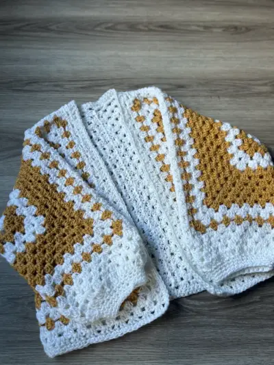 Cardigan de crochet blanco y mostaza para mujer - miniatura 4