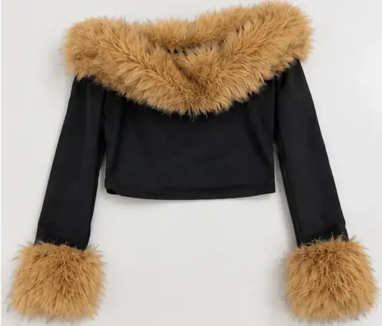 Camisa con mangas y hombros de peluche sintético.
