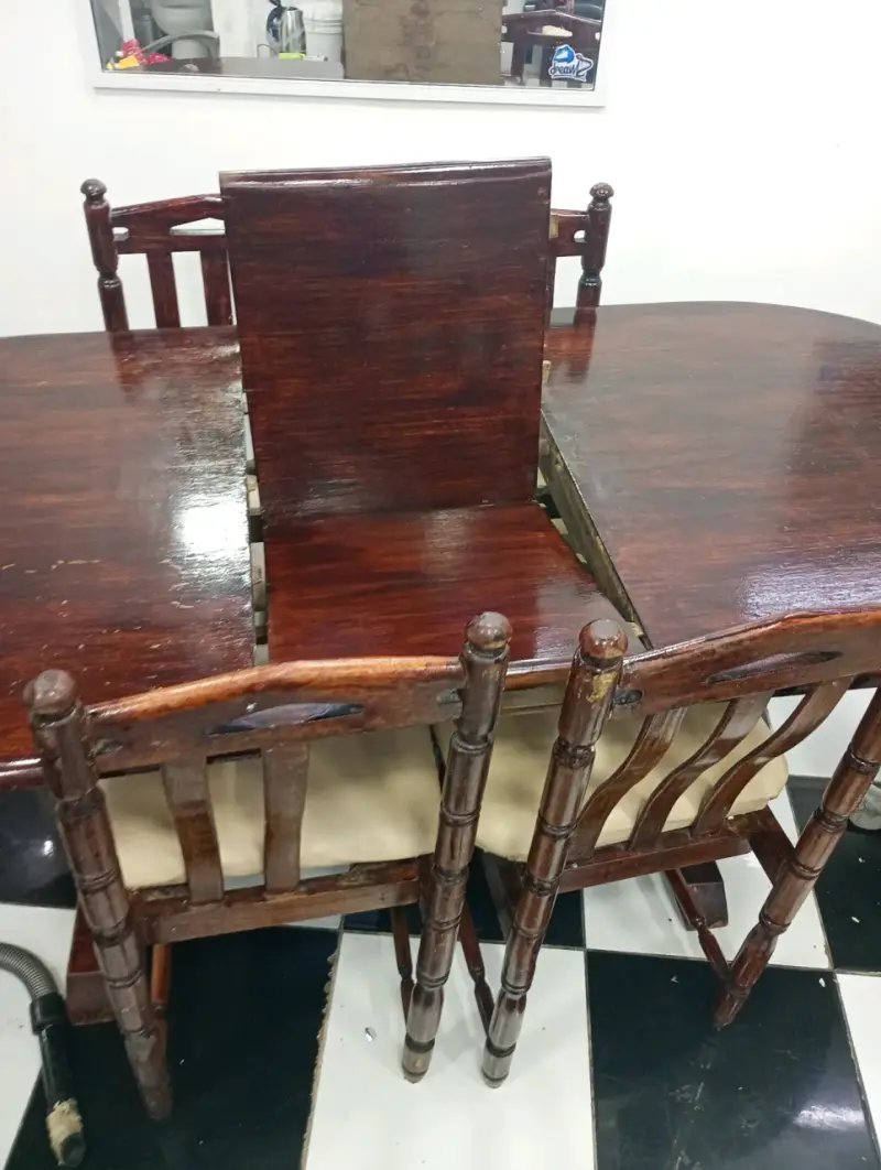 Mesa de comedor extensible de madera con sillas - 3