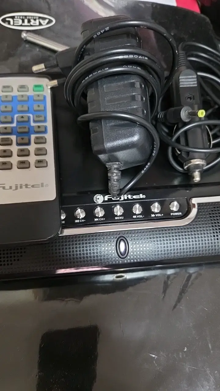 Televisor portátil Fujitel con pantalla LCD - 2