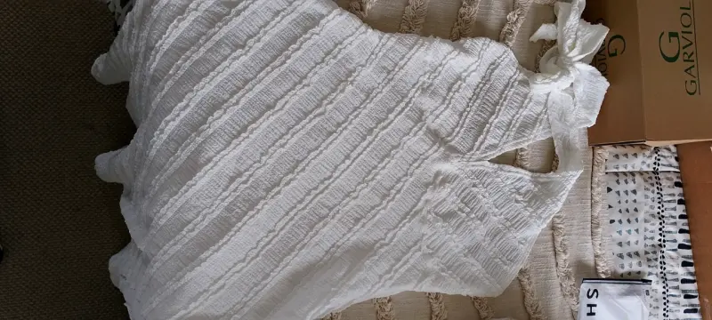 Vestido blanco de textura arrugada