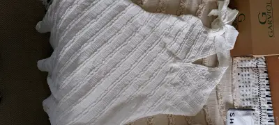 Vestido blanco de textura arrugada - miniatura 1