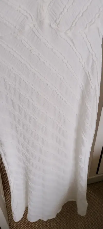 Vestido blanco de textura arrugada - miniatura 2