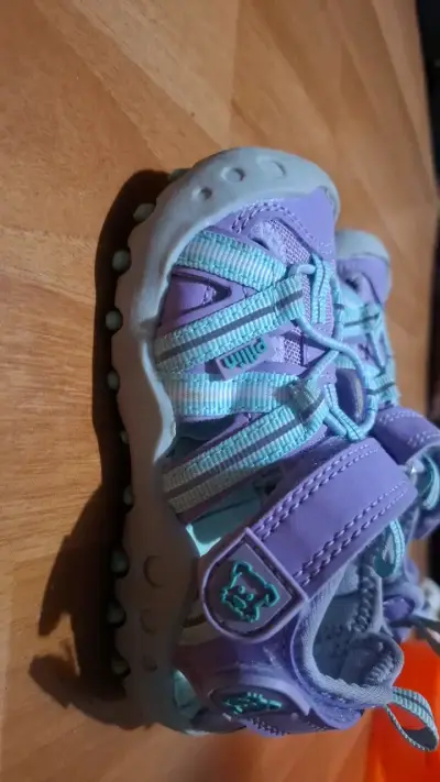 Sandalias deportivas infantiles moradas y celestes - miniatura 3