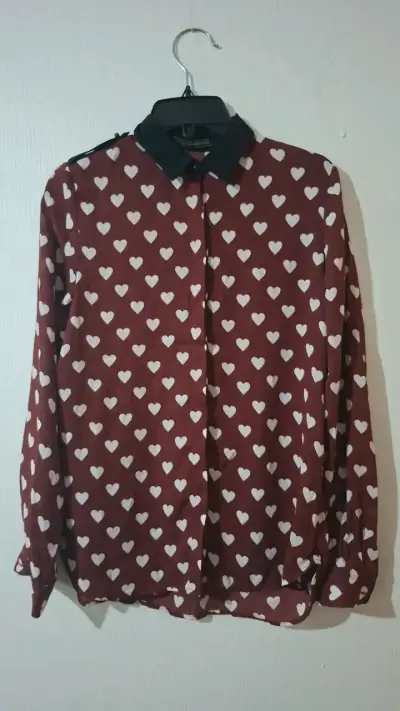 Blusa roja con estampado de corazones - miniatura 1