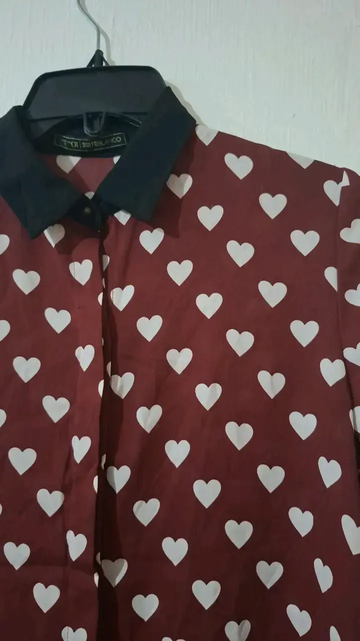 Blusa roja con estampado de corazones - 2